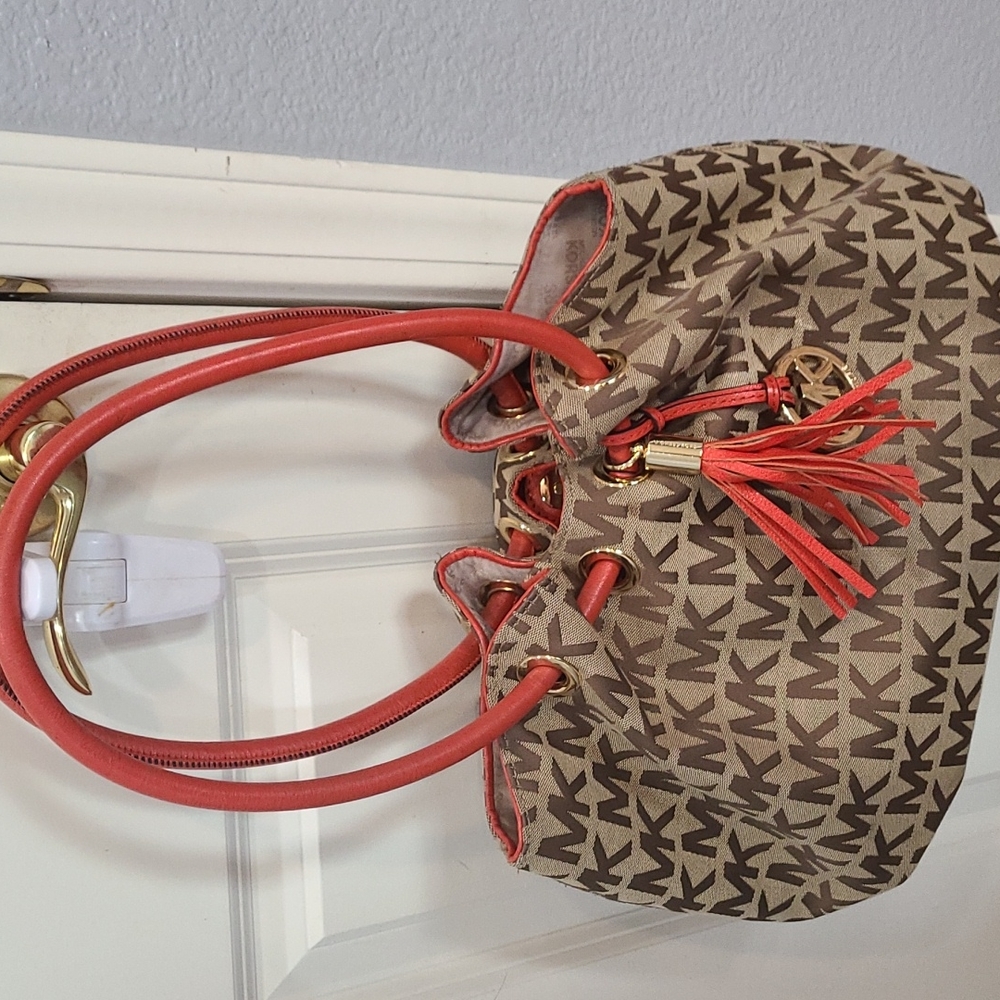 Adorable Michael kors purse!